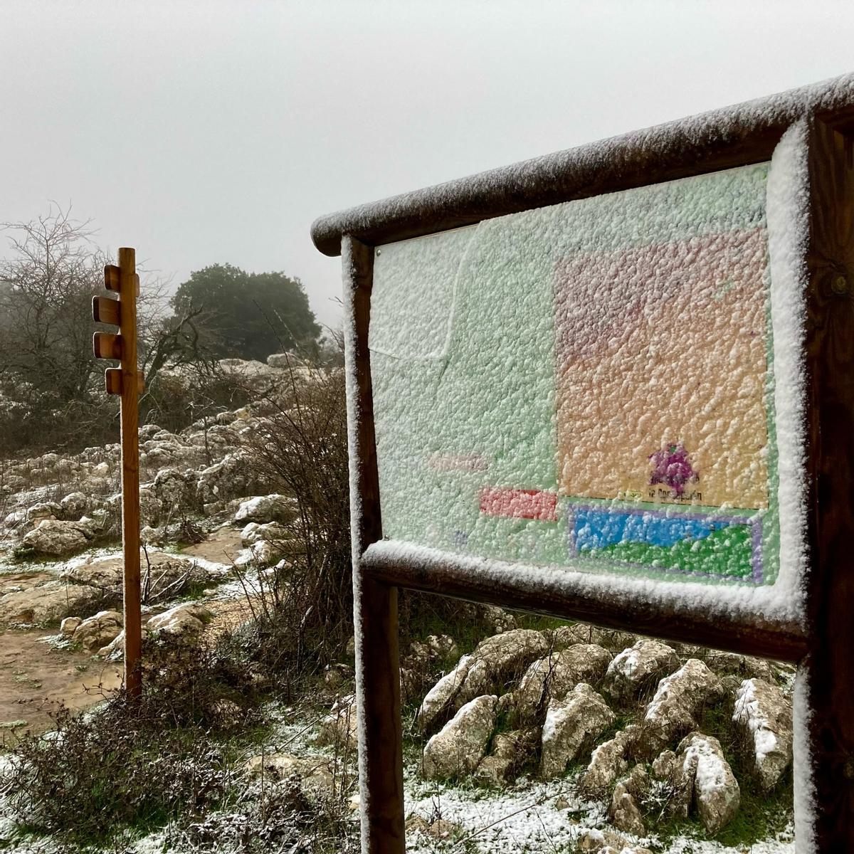El Torcal de Antequera estrena el invierno con la primera nevada de la temporada