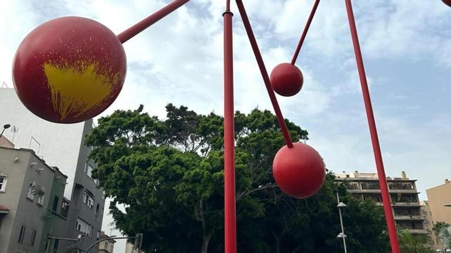 Vandalismo en Tenerife: lanzan pintura a una de las esculturas en la calle en Santa Cruz