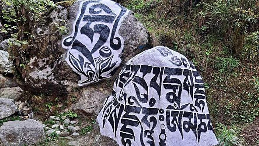 pedres decorades amb mantres La petja cultural del budisme tibetà