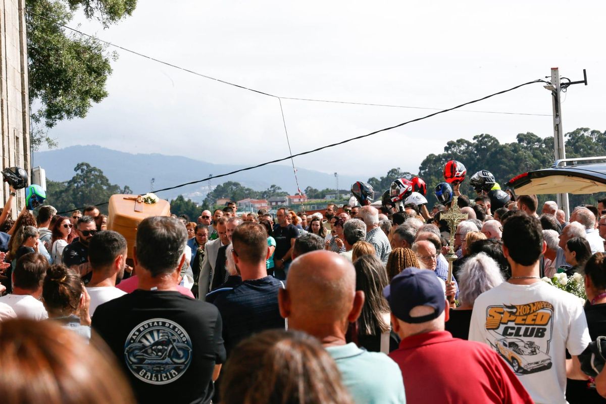 Los moteros levantan sus cascos en homenaje a Brais mientras se traslada su féretro.