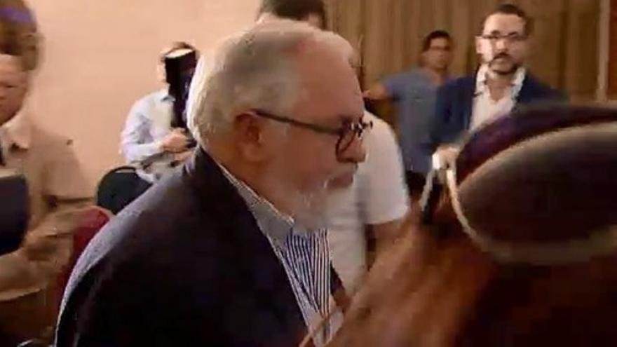"Tropezón" de Cañete durante un mitin en Alicante