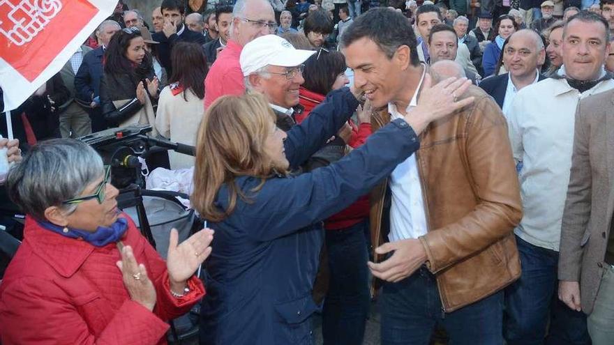 Una simpatizante abraza a Pedro Sánchez a su llegada al acto celebrado en la Plaza do Teucro. // R.V.