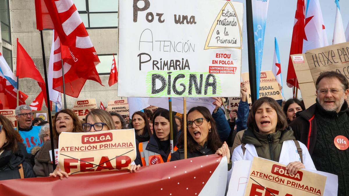 Protesta de trabajadores de Atención Primaria frente al edificio de la Consellería de Sanidade.
