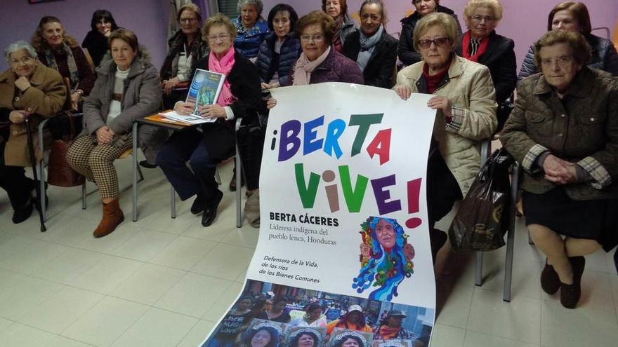 Homenaje de las mujeres de la Pola a la activista Berta Cáceres