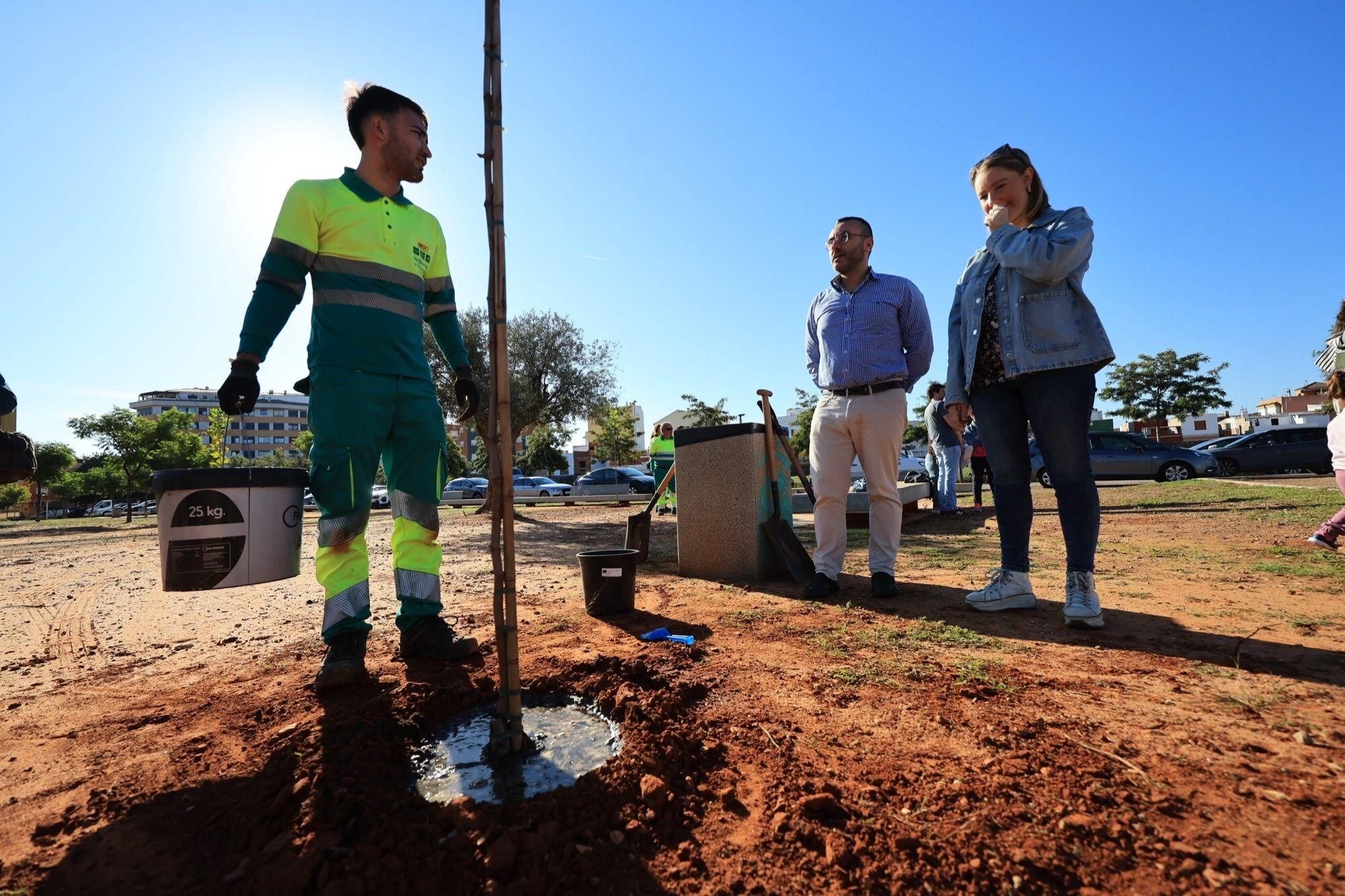  Éxito de la plantación de árboles por parte de personal y familias de Pamesa Grupo Empresarial en la Ciutat Esportiva Municipal de Vila-real que ha tenido lugar en la mañana. de este sábado La acción, que forma parte de la Responsabilidad Social Corporativa del grupo, está incluida en la programación del 20.º Mes de la Sostenibilidad de la Concejalía de Medio Ambiente.