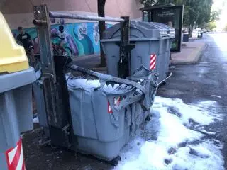 Fotogalería | Sale ardiendo un contenedor de basura en la avenida de Antonio Hurtado de Cáceres