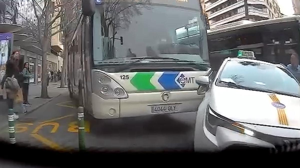VÍDEO | Un autobús de la EMT choca intencionadamente contra un taxi en Palma