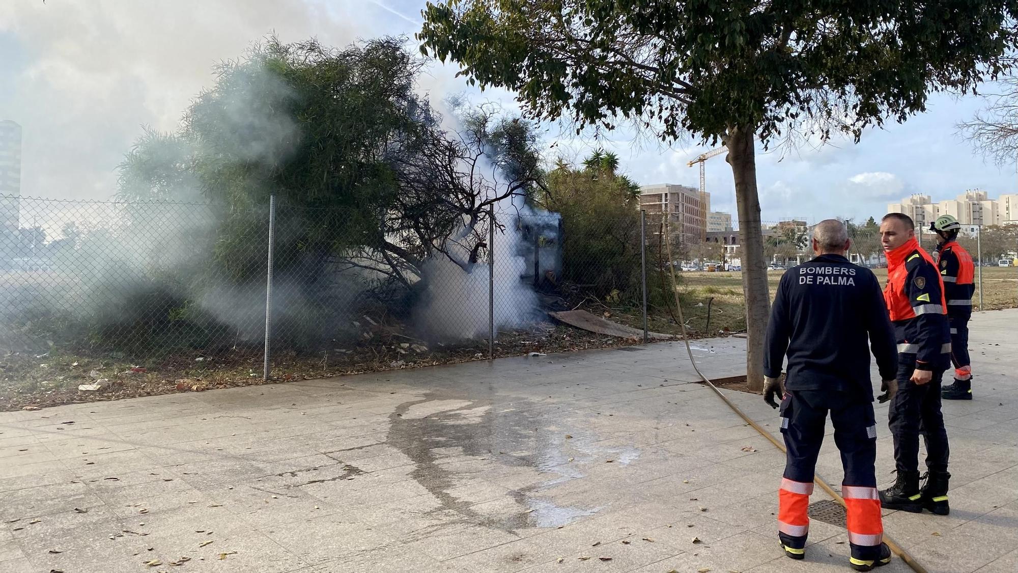 Incendios en Palma: Las fotos del fuego que ha calcinado una chabola en Palma, en el barrio de Nou Llevant