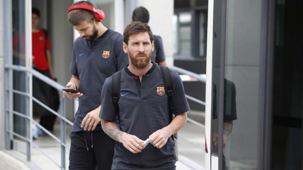 Piqué y Messi, en la llegada del Barça a Madrid