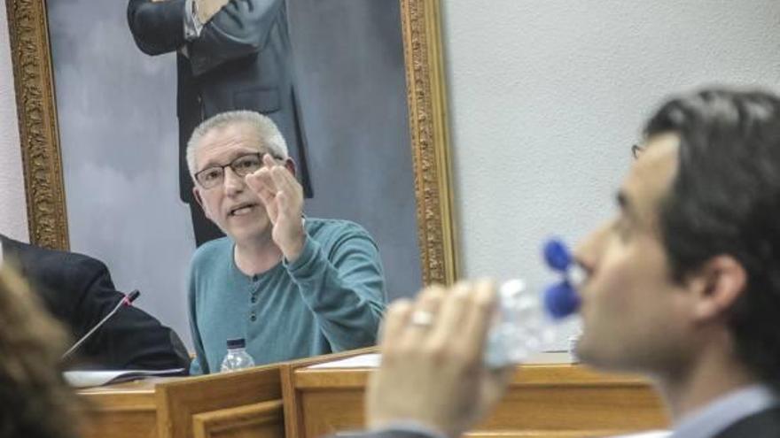 Imagen del concejal de Hacienda, José Hurtado, durante un pleno del Ayuntamiento de Torrevieja.