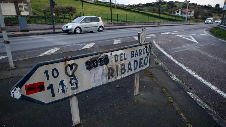 Ribadeo, cincuenta kilómetros más lejos según una señal