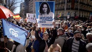 Unas 3.000 personas protestan contra Casado y a favor de Ayuso ante la sede del PP