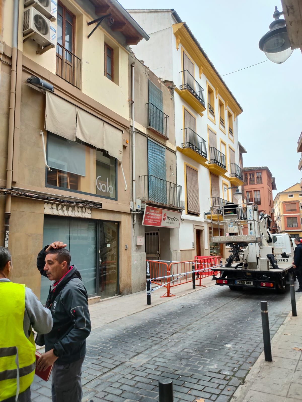 Revisan el estado del tejado de una casa abandonada en el casco antiguo de Xàtiva