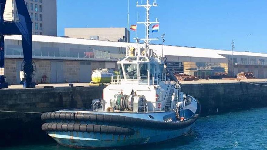 El &quot;Eddy I&quot;, atracado en el muelle de Comercio. // FdV