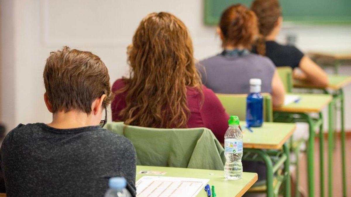 Varias personas durante un examen de oposición, en una imagen de archivo.