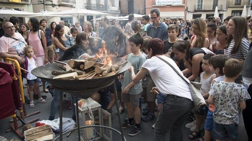 La revetlla sense petards fa ballar els infants a la Plaça Major