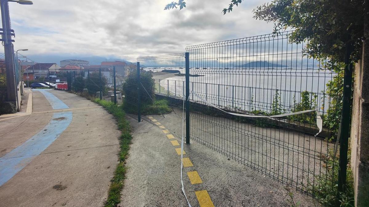 Vallas instaladas para evitar el acceso de personas al mirador con riesgo de desplome.