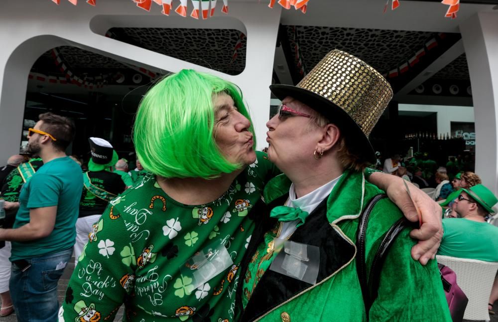 Las calles de la zona de pubs ingleses se tiñen de una marea verde que, como es tradición, conmemora esta fiesta irlandesa por todo lo alto