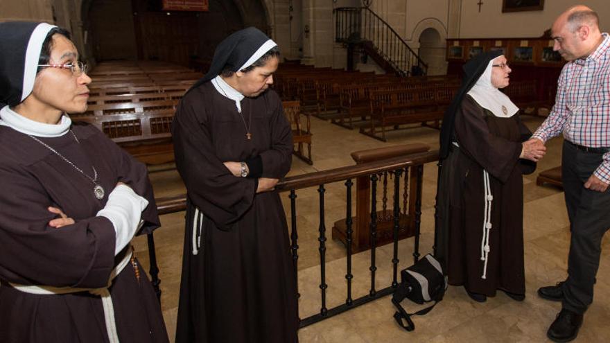 Echávarri, con las monjas de Santa Faz, en imagen de archivo