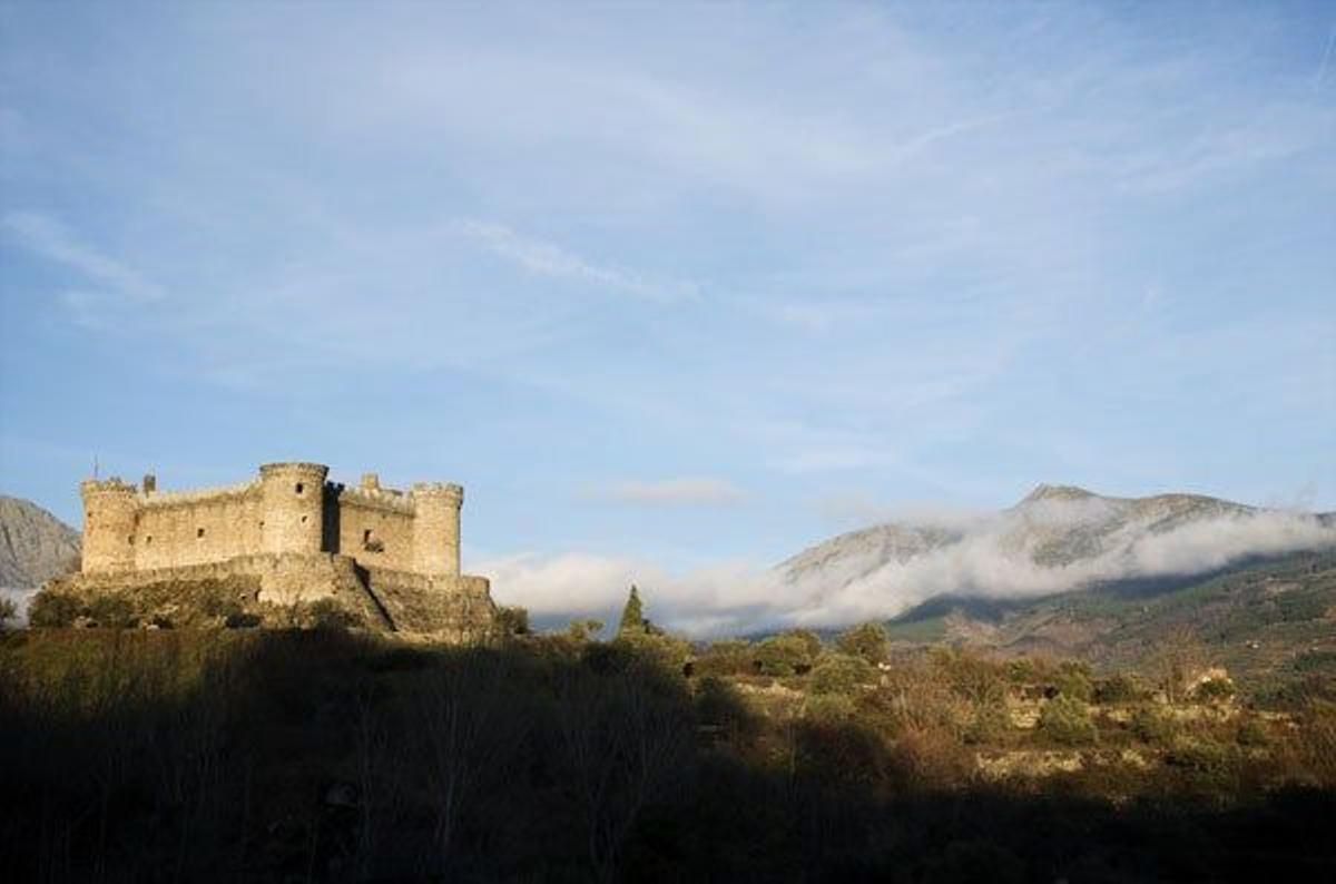 El Castillo de Mombeltrán, construido a mediados del siglo XV, se levanta sobre un promontorio en u