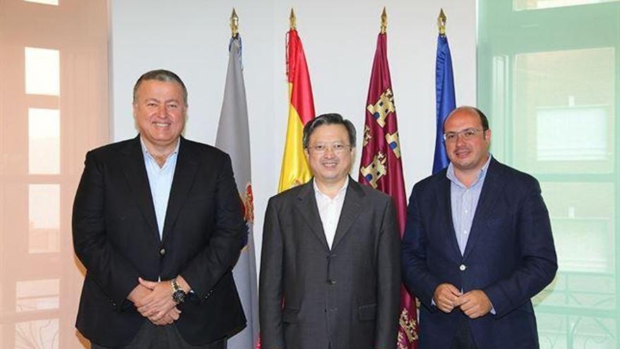 Francisco Bernabé, el Embajador de China en España, Zhu Bangzao y Pedro Antonio Sánchez