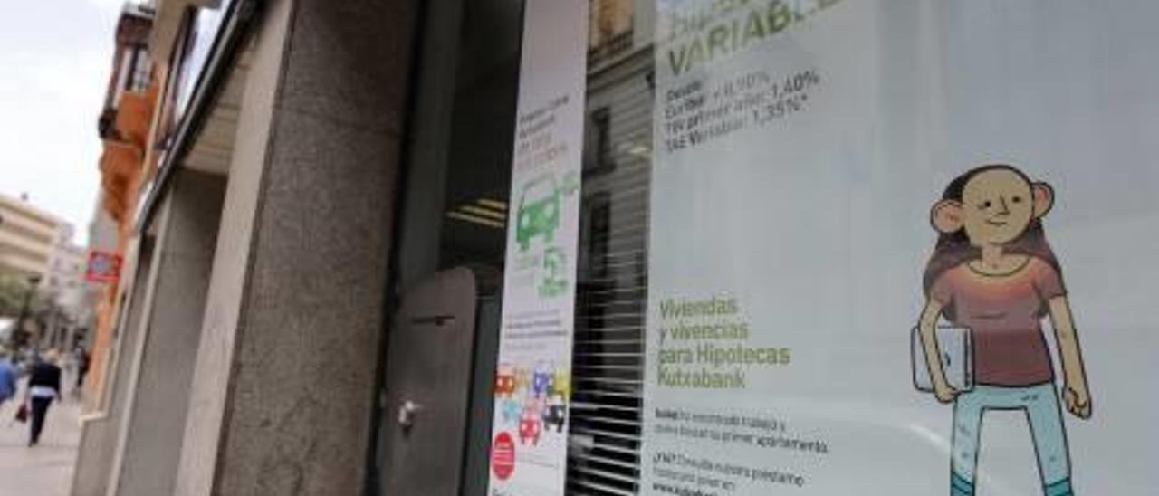 Publicidad de hipotecas en un banco en València.