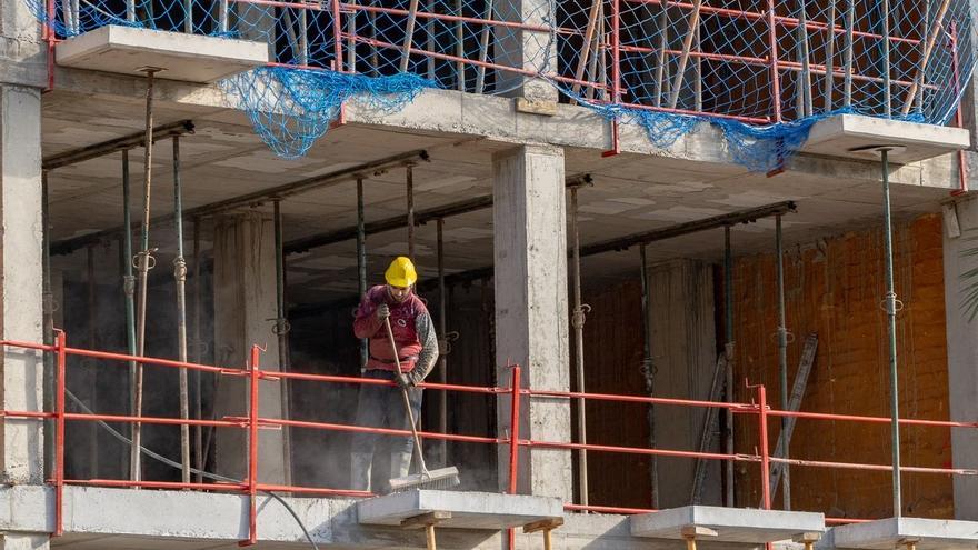 Murcia pasa de estar en cabeza al séptimo puesto por la cola en absentismo laboral