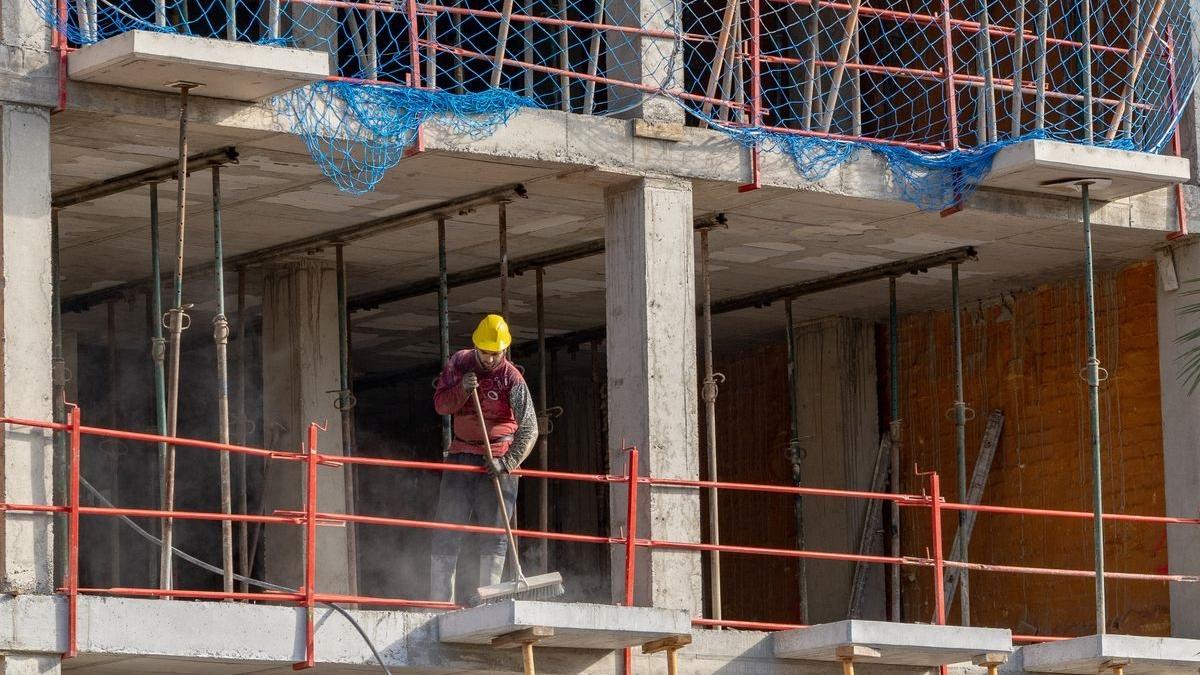 Un trabajador de la construcción, en una obra.