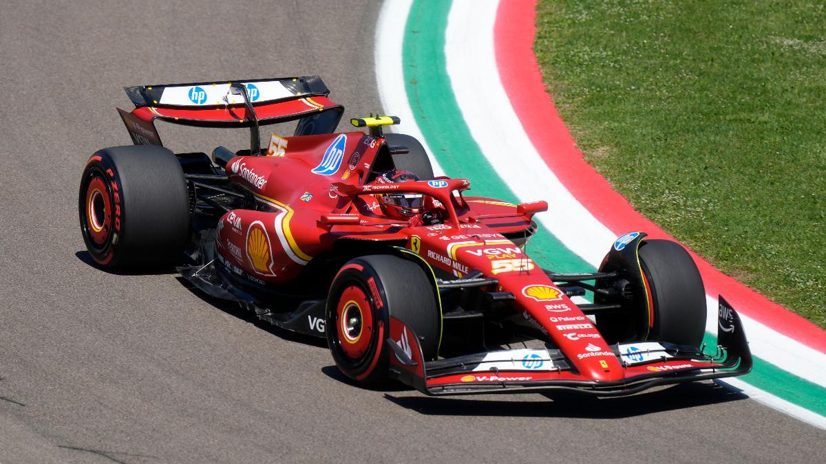 Carlos Sainz, al volante del Ferrari en Imola