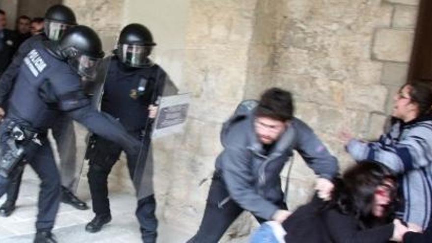 Un moment de les càrregues policials que hi va haver a la facultat de Lletres de la UdG arran dels aldarulls durant la celebració del 20è aniversari de la universitat