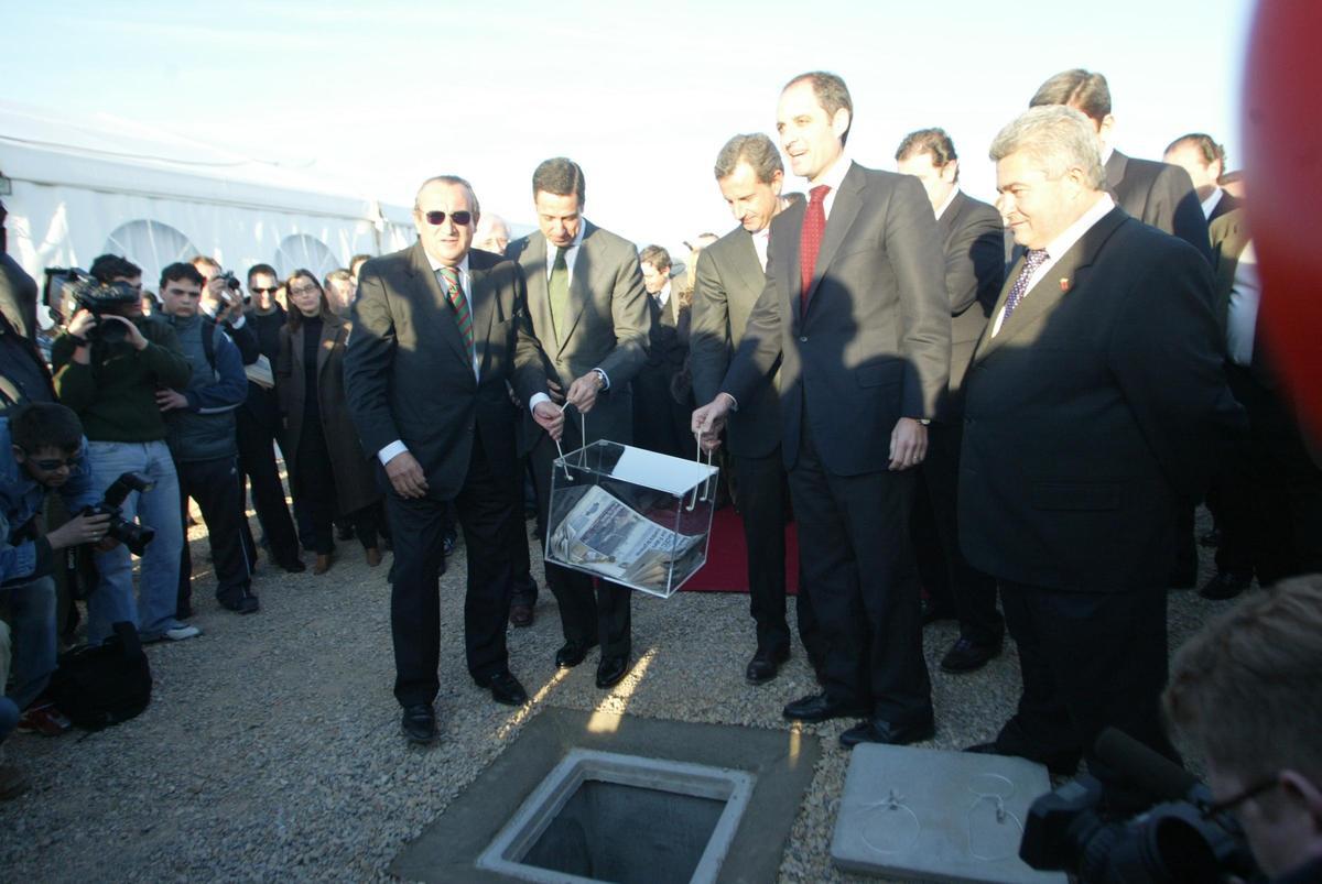 En la foto: Eduardo Zaplana, Juan Costa, Garcia Anton y Francisco Camps con Carlos Fabra. Colocación de la primera piedra del aeropuerto en Vilanova d'Alcolea.