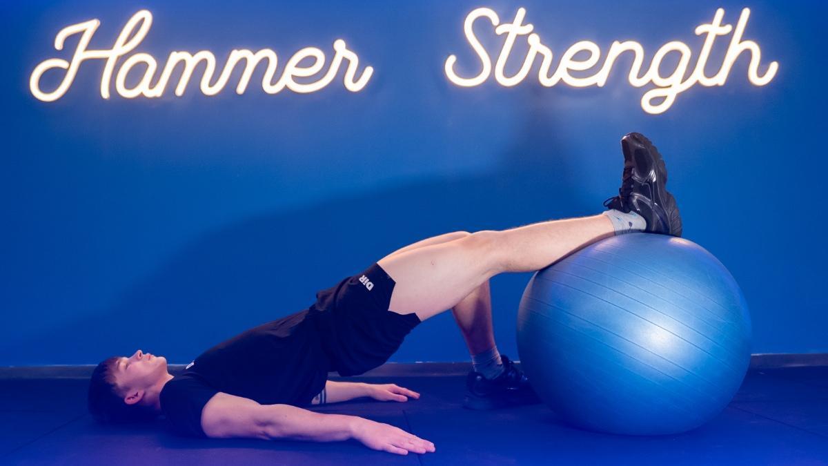 Uno de los ejercicios para fortalecer los músculos antes de esquiar