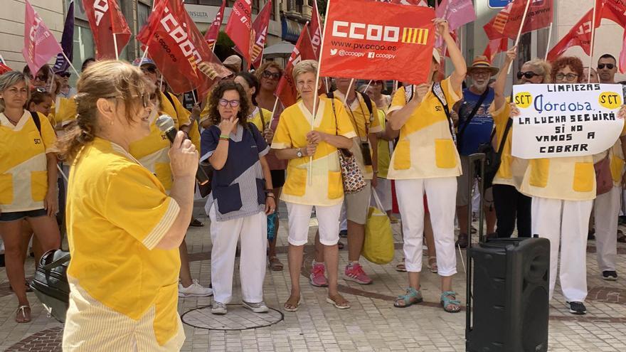 Trabajadoras de Limpiezas Córdoba vuelven a protestar mañana en Elche por retrasos con las nóminas