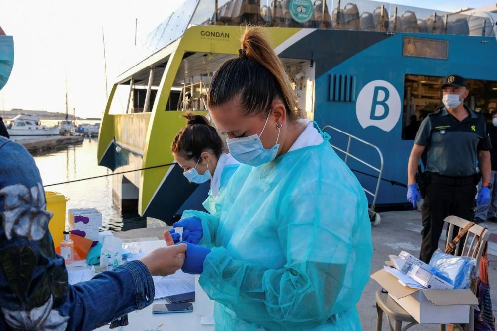 Realización de test rápidos en Ibiza a todos los pasajeros y transportistas de los dos ferrys a Formentera