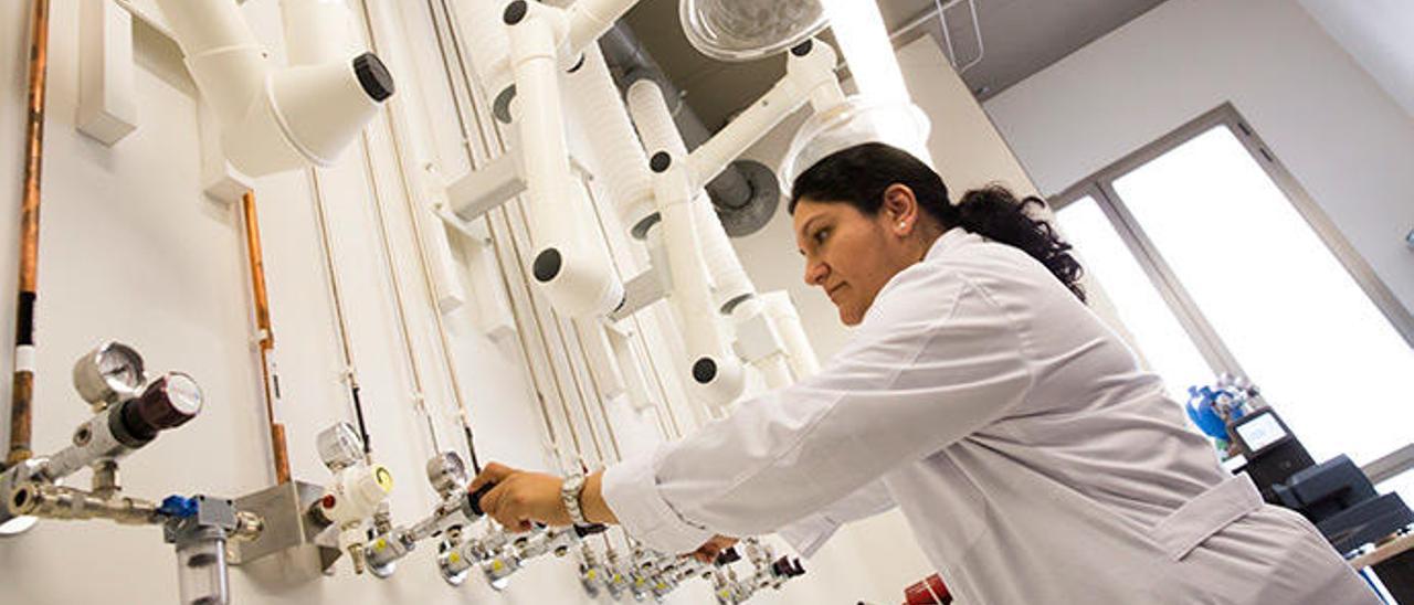 La doctora Miriam Navlani en el laboratorio de Materiales donde investiga la sustitución del CO2.
