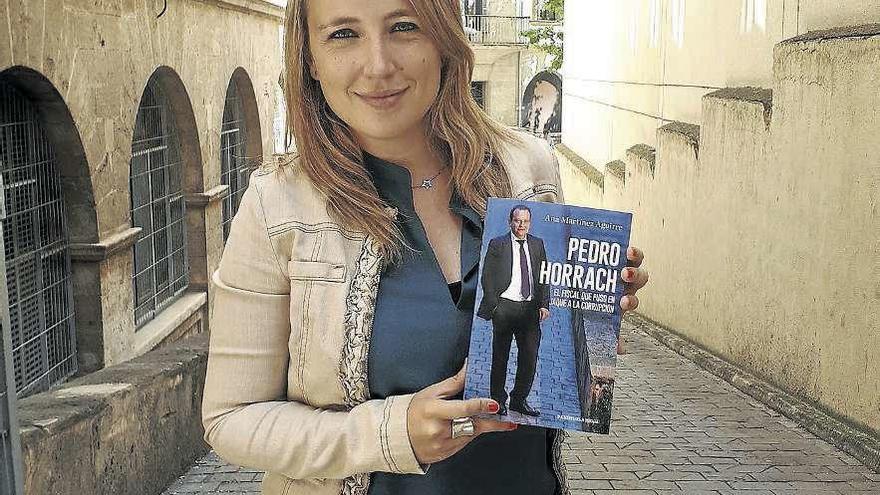 Ana Martínez, en la rampa de los juzgados de Palma. // F. A.