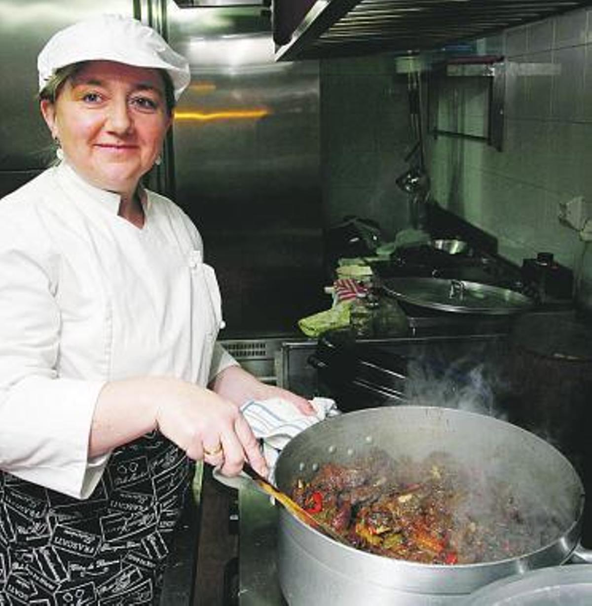 La cocinera Ángeles Cueto vigila uno de los guisos de caza.
