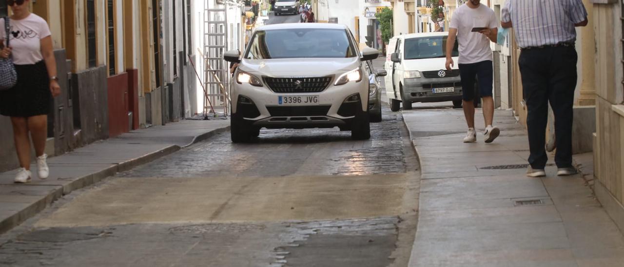 Vehículos circulando por Alfaros este lunes.