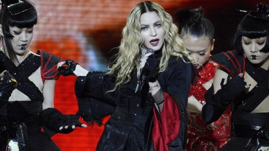 Madonna va provocar els seus fans, que es queixaven pel retard del concert.