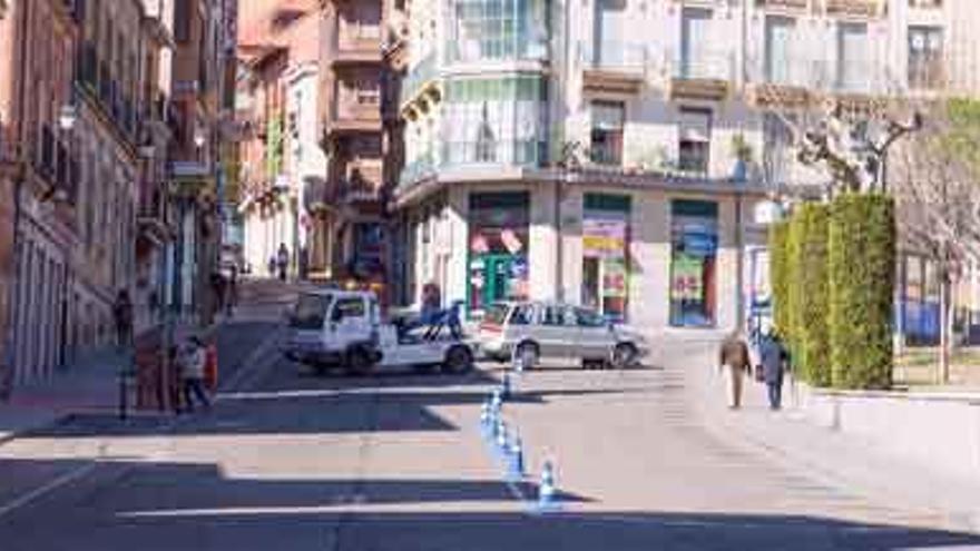 La grúa retira un vehículo estacionado indebidamente de la plaza del Grano.