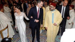 Los reyes Felipe y Letizia, junto al rey Mohamed VI.