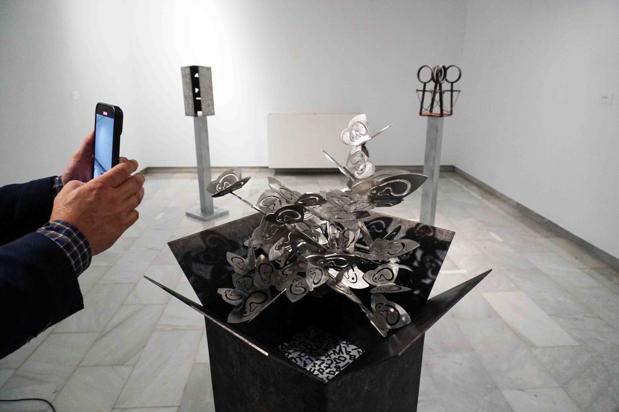  El Archivo Municipal de Málaga acoge desde ayer la exposición Narrativa esculpida. Suso de Marcos con obras inéditas del artista inspiradas en novelas de autores españoles. La muestra está compuesta por 16 esculturas de mediano tamaño realizadas enmetal expresamente para la Feria del Libro de Málaga. El artista relee en clave escultórica obras de Carmen Posadas, Eduardo Mendoza, Marilar Aleixandre, Arturo Pérez Reverte, Antonio Soler, Elvira Lindo, Antonio Muñoz Molina, María Dueñas, Manuel Rivas, Juan Eslava Galán, Almudena Grandes, Javier Castillo, Julio Llamazares, Dolores Redondo, Juan José Millas y Elvira Sastre. La muestra podrá visitarse hasta el  1 de junio.