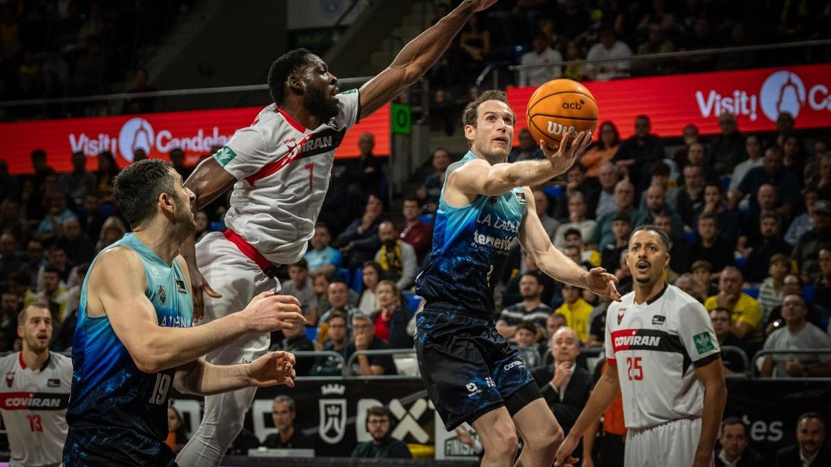 Huertas se dispone a dejar una bandeja ante la mirada de Shermadini.