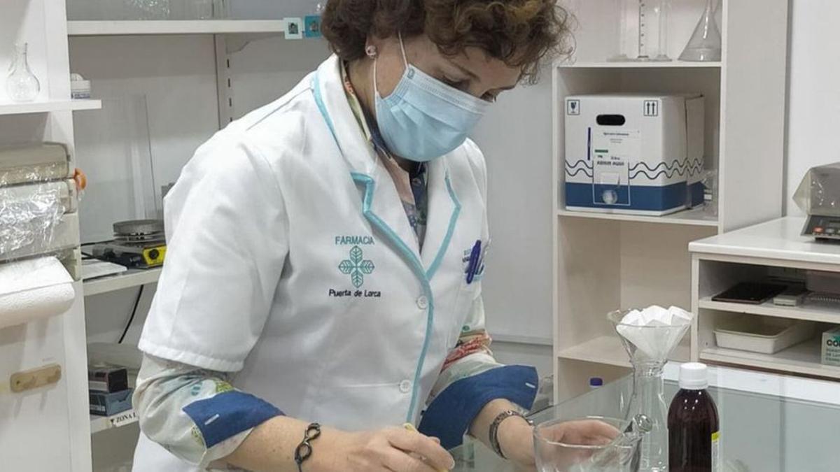 La farmacéutica María Jesús Castillo prepara un compuesto de formulación magistral.