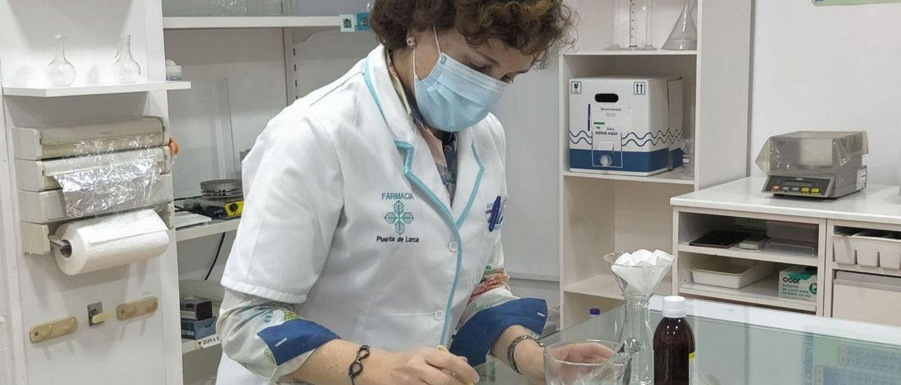 La farmacéutica María Jesús Castillo prepara un compuesto de formulación magistral.