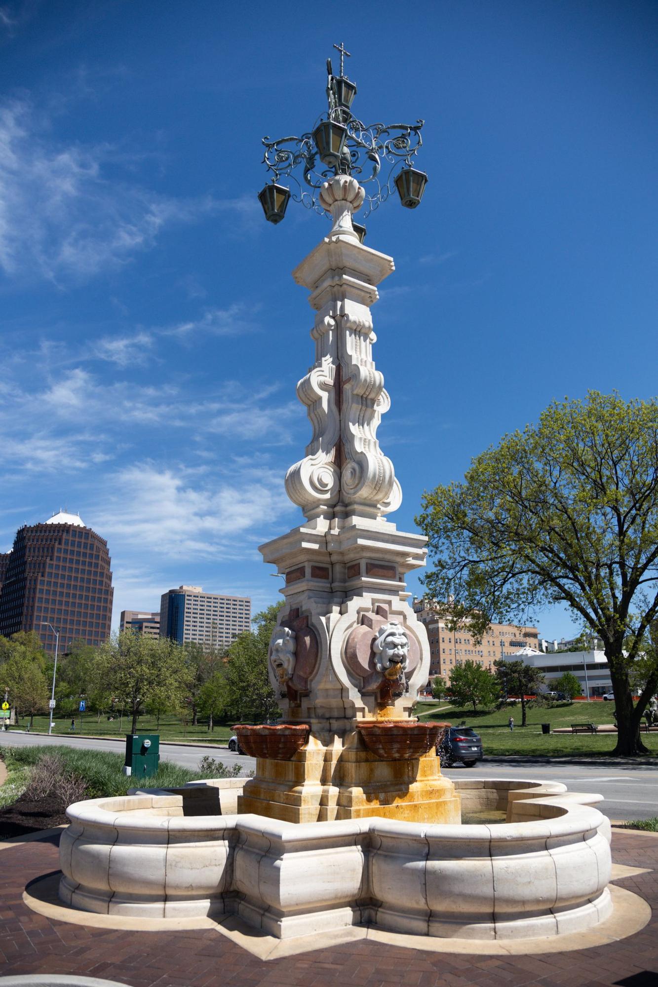 Seville Light Fountain, replica a escala de la fuente sevillana de la Plaza de los Reyes.