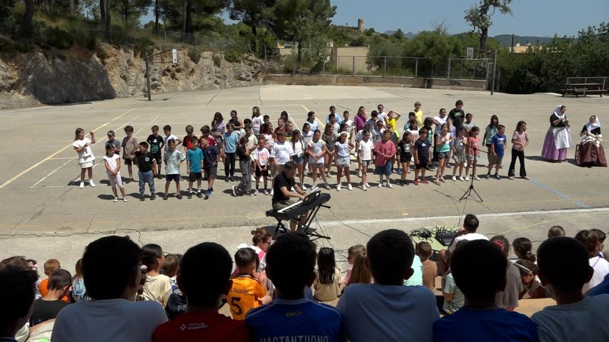 Los cursos de cuarto de primaria del CEIP Jaume Fornaris i Taltavull de Son Servera junto a dos payeses hilando en representación de 'La Balanguera'