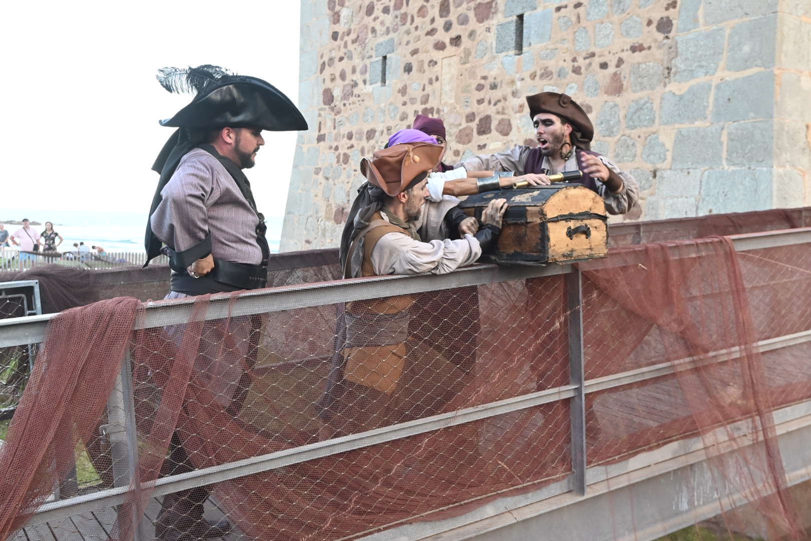 Los piratas asaltan Benicàssin a bordo del espectáculo 'Torre a la vista'
