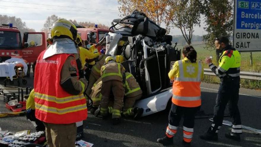 Un accident a l&#039;N-II a Girona entre dos vehicles deixa quatre ferits, un de crític