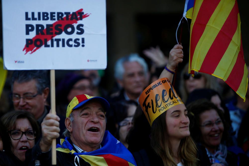 Manifestación en Barcelona para pedir la libertad de los exconsejeros encarcelados y de ''los Jordis''